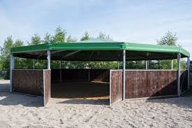 Gunstiger Und Solider Uberdachter Roundpen Cavallo De Pferde Stall Bauen Reithalle Bauen Reithalle