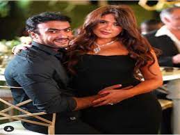 يبدو أن الخلافات بين وائل عبد العزيز وشقيقته الفنانة ياسمين عبد العزيز وزوجها الفنان أحمد العوضي، قد انتهت أخيرا. Ø§Ø­ØªÙØ§Ù„ Ø§ Ø¨Ù€ Ø¹ÙŠØ¯ Ø§Ù„Ø­Ø¨ ÙŠØ§Ø³Ù…ÙŠÙ† Ø¹Ø¨Ø¯Ø§Ù„Ø¹Ø²ÙŠØ² ÙˆØ£Ø­Ù…Ø¯ Ø§Ù„Ø¹ÙˆØ¶ÙŠ Ø¨Ù„ÙˆÙƒ Ù† Ù…ØµØ±Ø§ÙˆÙ‰