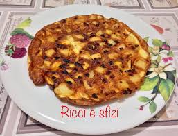 Per un tocco in più vi consigliamo di aggiungere anche delle erbe aromatiche tritate come rosmarino vediamo subito la preparazione originale e una variante più veloce di questo piatto meraviglioso: Frittata Con Patate Cipolla E Un Po Di Rosmarino Ricci E Sfizi