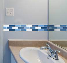 Ces stickers muraux pour carreaux sont résistants à l'eau et aux uv et conviennent pour toutes zones humides. Sticker Frise Tons Bleu Tenstickers