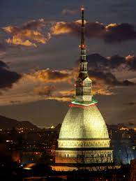 Per La Notte Tricolore La Mole Si Fa Bella E Torino Si Veste Di Luci D Artista Torino Italia Paesaggi
