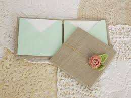 Dopo le partecipazioni per matrimonio in stile shabby chic è finalmente arrivato il momento di mostrarti come ho realizzato le bomboniere. Partecipazioni Matrimonio Shabby Chic Alluncinetto It