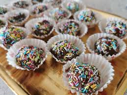 I bon bon al cioccolato bianco sono dolcetti con pan di spagna al cacao, cioccolato e frutti rossi, originali per la pasqua, a forma di ovetti! Bon Bon Al Cioccolato Senza Glutine Burro E Uova Mamma In Viaggio