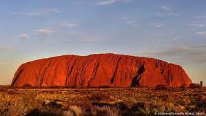 Please note that visitors are no longer allowed to trek up uluru. Australia Bans Tourists From Climbing Uluru News Dw 01 11 2017