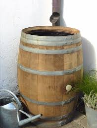 Das soll eigentlich auch bleiben, weil die dachentwässerung halt unseren garten versorgen muss. 225 Liter Holzfass Fass Regentonne Wasserfass Weinfass Regenfass Aus Holz Ebay Regentonne Regenfass Wasserfass