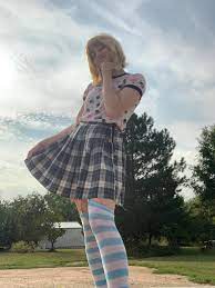 Had oral surgery a few days ago and still recovering, but looking cute is a  great way to stay positive! Shoutout to my friend who made this skirt for  me <3 :