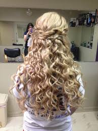 Here her hairstyle is very simple and easy to achieve for women with thinner hair. Pin By Samantha Avalos On Quinceanera Quince Hairstyles Hair Styles Sweet 16 Hairstyles