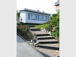 Aménagement contemporain, dalles, lumières le long de l'entrée… les possibilités sont multiples. Avant Apres 4 Terrasses Pour Structurer Un Jardin En Pente