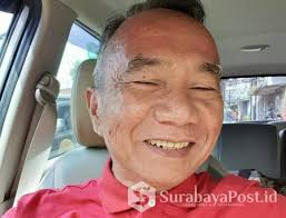 Sebagian ahli tafsir menyebut beliau adalah seorang nabi, sebagian lain mengatakan hamba saleh yang memiliki kerajaan. Yakjuj Dan Makjuj Sudah Di Sekitar Kita Surabayapost