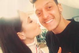 Mesut özil und seine freundin amine gülşe sorgen im netz für wilde spekulationen: Mandy Capristo Und Mesut Ozil Zeigen Allen Ihre Grosse Liebe Gala De