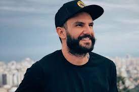 ex bbb wagner santiago grafita ruas de rio branco em evento veja santiago e rio