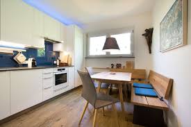 Kleine Kuchenzeile Mit Essgruppe In Eiche Massiv Sitzbank Mit Metallwangen Haus Deko Moderne Kuche Wohnen