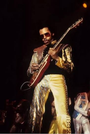A very big HAPPY BIRTHDAY! today to Earth Wind & Fire's legendary guitarist Johnny Graham, one of the former 'Classic 9' group/band members. 🙏🏾❤️🌍💨🔥
