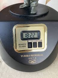 ひし美ゆり子ヌードポーズ目覚まし時計とひし美ゆり子伝説裸身記載の写真