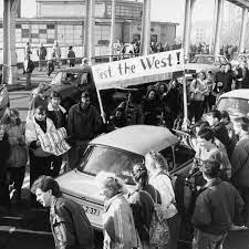 Die berliner mauer war während der teilung deutschlands ein grenzbefestigungssystem der deutschen demokratischen republik (ddr), das mehr als 28 jahre, vom 13. Interview Journalist Mascolo War Beim Mauerfall Dabei Ndr De Geschichte Chronologie Wende