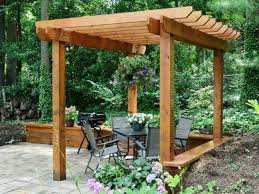 Holz Pergola Bauen Klein Metall Moebel Dunkelgrau Stein Fliesen Pergola Bauen Hintergarten Diy Pergola