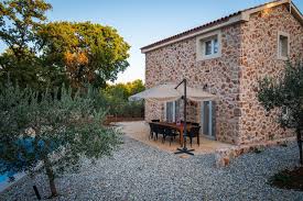 Insel Krk Steinvilla Mit Pool Nah Am Sandstrand In 2020 Ferienhaus Kroatien Landhaus Am Meer Outdoor Dekorationen