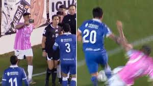 Cobró un penal inexistente, se lo mostraron en el teléfono y se rectificó: la insólita secuencia del “celuVAR” en el fútbol argentino