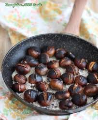 In una padella versiamo del sale grosso fino a ricoprire il fondo; Castagne In Padella Con Il Sale Ricette Cibo Ricette Vegetariane