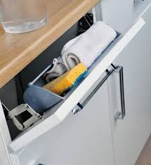 Un Rangement Optimise Avec Les Organiseurs De Cuisine Rangement Placard Cuisine Amenagement Petite Cuisine Petite Cuisine