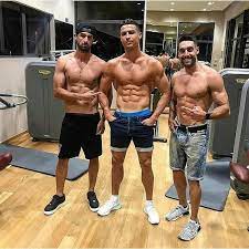 Memiliki nama yang sama, cristiano ronaldo dan cristiano ronaldo junior ternyata sering terlihat kompak penampilannya. Sixpack Cr7 Ronaldo Fan Club Facebook