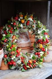 Ideen Zur Dekoration Im Herbst Und Weihnachtszeit Fur Garten Und Haus Zur Gestaltung Dekorieren Inspiration Mit H Herbstkranz Herbst Dekoration Weihnachtszeit