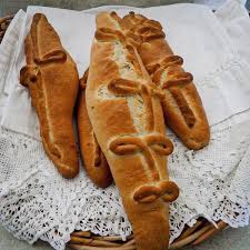 Freda's rich Antigua Sunday Bread is a great accompanient to the  traditional Antiguan breakfast of stewed saltfish and chopped eggplant! 😋  Click the link below to try this recipe by @caribbeanculinaryvacations in