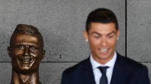«возможно, скульптор статуи криштиану роналду предпочитает мадеру». Cristiano Ronaldo Bildhauer Rechtfertigt Sich Fur Bizarre Statue Welt