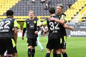 Mats hummels (borussia dortmund) header from the centre of the box to the centre of the goal. Dpq2c3vuyzvb5m