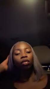 Cynthia Fianga: Style et Énergie dans son Vidéo