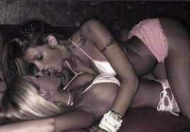 Pour moi la femme la plus belle du monde c'est forcément une femme voluptueuse car ça doit être une femme sur qui tous les absolument pas les femmes qu'on veut nous imposer et nous faire passer pour les plus belles, donc pas miss france, pas miss. Deus Femme Qui Font L Amour Me Famille Mes Amies Et Mwa