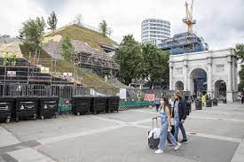 2 days ago · the marble arch mound opened today, a temporary artificial hill that sits facing the marble arch of marble arch.and it costs £4.50 to walk up and down it. High Hopes For Marble Arch Mound The Hill To Revive The West End News The Sunday Times