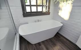 Vasca da bagno dal design elegante con effetto splendente, ideale per decorare il tuo bagno con stile, solidità e lucentezza. áˆlusso Arabella L Wht La Vasca Da Bagno Ad Angolo Di Aquatica In Pietra Aquatex I Prezzi Migliori Aquatica