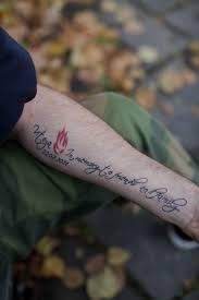 Nadat er een autobom ontploft in oslo opent dader anders breivik op het eilandje utoya het vuur op jongeren die er op zomerkamp zijn. Anschlage In Utoya Die Tattoos Der Uberlebenden Und Ihre Geschichte Stern De
