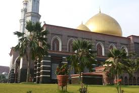 Masjid negara ialah masjid utama di malaysia, terletak di kuala lumpur. Sejarah Masjid Kubah Emas Di Depok Halaman All Kompas Com