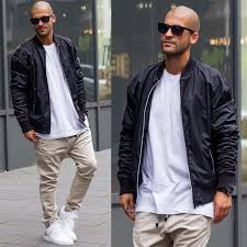 Calça Bege Com Camisa Jeans Masculina Barba Feita Inspiracoes De Visual Para Homens Sem Barba Calca Sarja Masculina Vestuario Masculino Moda Masculina Casual