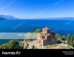 La macédoine du nord possède actuellement 42 ambassades à l'étranger, ainsi que 57 consulats et un autres représentations. Macedoine Du Nord Le Lac D Ohrid Classe Patrimoine Mondial De L Unesco L Eglise Saint Jean De Kaneo D Macedoine Tourisme Et Patrimoine Mondial