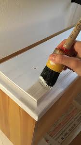 Wem die farbe von holzpaneelen. Kommode Weiss Shabby Chic Selber Machen Mit Kreidefarbe Wohncore Wohncore