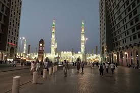 Masjid nabawi adalah masjid kedua yang dibangun oleh nabi muhammad, setelah masjid quba yang didirikan dalam perjalanan hijrah dia dari makkah ke madinah. Kota Nabi Kembali Sepi Ditinggalkan Jemaah Indonesia Menuju Mekkah