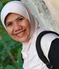 Helvy tiana rosa membaca puisi mahanazi yang baru ditulisnya hari itu dalam acara forsimpta: Dokumentasi Sastra Indonesia