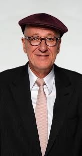 Geoffrey rush, 61, is one of the few film and stage performers to ever win the triple crown of acting, taking home an oscar, emmy and a tony. Geoffrey Rush Awards Imdb