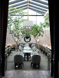 Baum Im Haus 22 Moderne Interiors Mit Dekorativem Baum Restaurant Interior Design Cafe Design Cool Restaurant