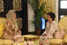 In accordance to tradition, sultan sallehuddin and his consort, sultanah maliha almarhum tengku ariff visited the langgar royal mausoleum on oct 5 during the course of the istiadat ziarah makam, sultan sallehuddin sprinkled scented water and flower petals on the graves of 10 former kedah. Amran Mahadi On Twitter Alhamdulillah Pm Baru Bertemu Sultan Kedah Yang Baru Juga