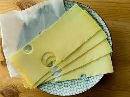 Hier finden sie nährwertangaben für emmentaler käse. Schweizer Emmentaler In Scheiben Kasetheke Kase Milchprodukte Eier Speisekammer