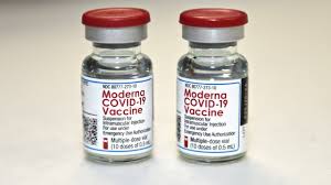 Le vaccin moderna se prend en deux doses, à quelques semaines d'intervalle, comme le vaccin pfizer/biontech. Al9k7nhpdusn8m