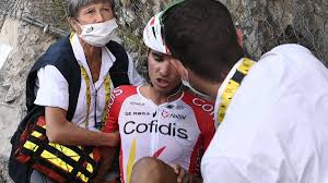 Doppia caduta al tour de france, si salvano in trenta: Tour De France Perez Costretto Al Ritiro Per Una Caduta La Repubblica