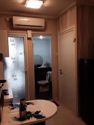 Un hall d'entrée avec penderie, une salle de bains une. Sewa Apartemen Harian Bulanan Tahunan Jakarta Apartments For Rent