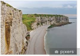 Étretat liegt auf meereshöhe direkt am ärmelkanal in einer der wenigen talöffnungen in der 120 km langen steilküste zwischen dieppe und le havre, die wegen ihrer hellen färbung alabasterküste genannt wird. Poster Falaises D Etretat Normandie France Pixers Nous Vivons Pour Changer