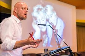 Featuring the winning photos and stories from the 64th annual photo contest selected by an independent jury, the yearbook 2021 will be available 27th of april. World Press Photo Ausstellung