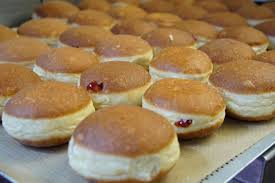 Krapfen, faschingskrapfen oder berliner, wie er von unseren deutschen nachbarn genannt wird, ist ein süßes, in fett herausgebackenes germgebäck. Rischart Krapfen 12 Sorten Neu Marillenknodel Krapfen Biancas Blog